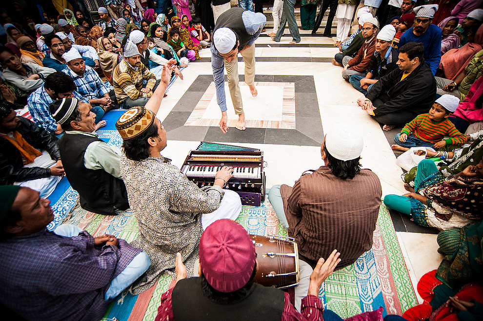 Sufi night - śpiewanie qawwali (Hazrat Nizamuddin Dargah)